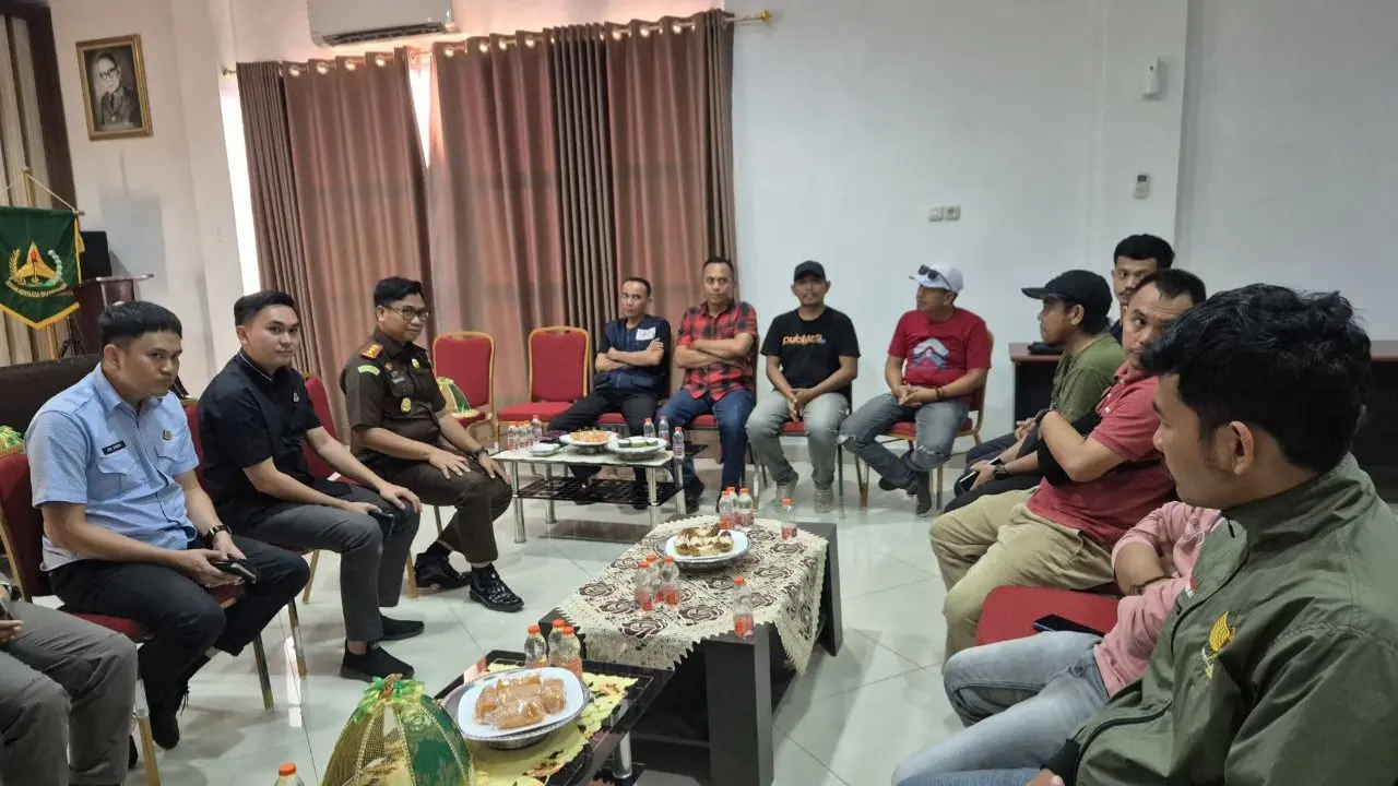 Kajari Jeneponto yang Baru Jalin Silaturahmi dengan Wartawan 