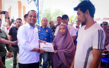 Bantu Pemulihan Pascabencana, Gubernur Sulsel Serahkan Bantuan untuk 53 KK Korban Puting Beliung di Pinrang