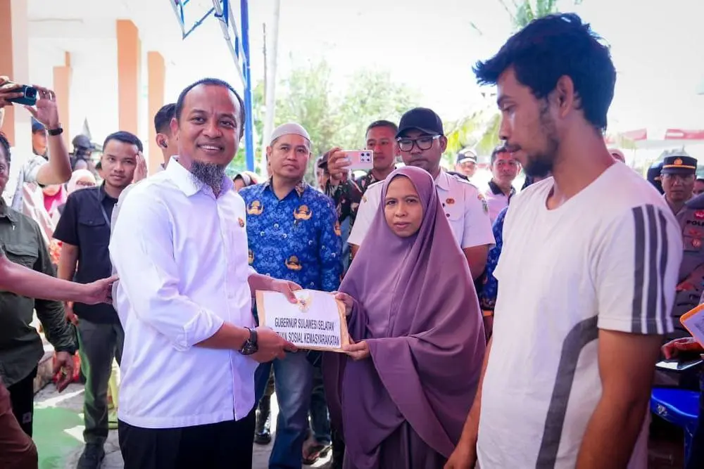 Bantu Pemulihan Pascabencana, Gubernur Sulsel Serahkan Bantuan untuk 53 KK Korban Puting Beliung di Pinrang