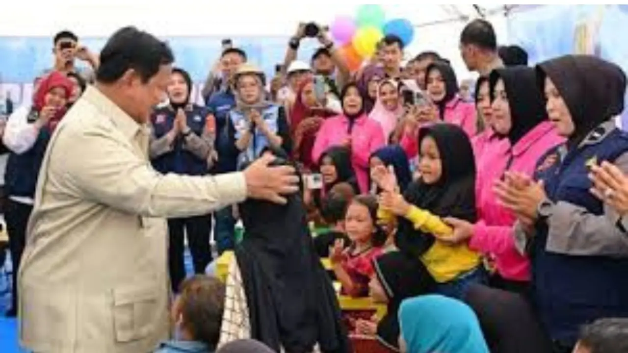 Presiden Prabowo Pantau Penanganan Pengungsi dan Pembangunan Huntara di Kabupaten Agam