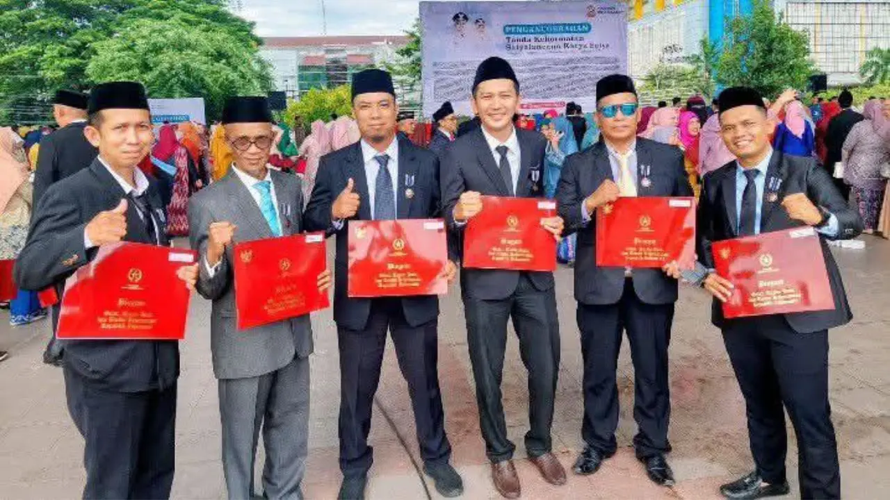 Pemkot Makassar Anugerahkan Satyalancana Karya Satya 2025 kepada ASN Berprestasi