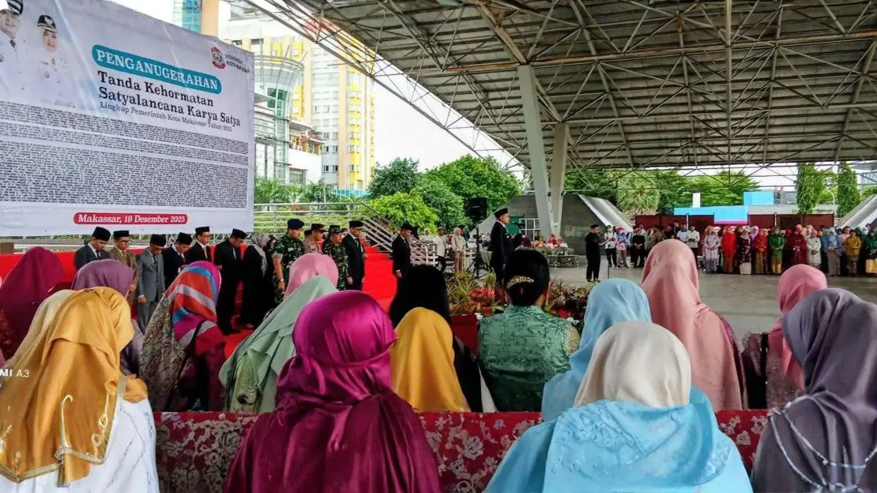 Pemkot Makassar Anugerahkan Satyalancana Karya Satya 2025 kepada ASN Berprestasi