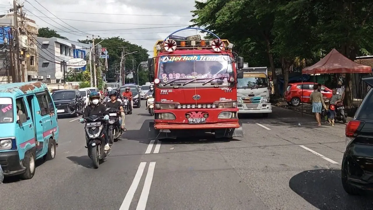 Penampakan antrian elang timur di SPBU Bawakaraeng