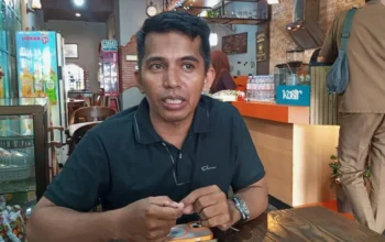 Antrean Panjang Solar Subsidi di Makassar Jelang Nataru, Elang Timur Desak Pertamina Bertindak 3 Sekertaris Elang Timur Indonesia, Ahmad Rusli saat wawancara langsung dengan mediasulsel.com