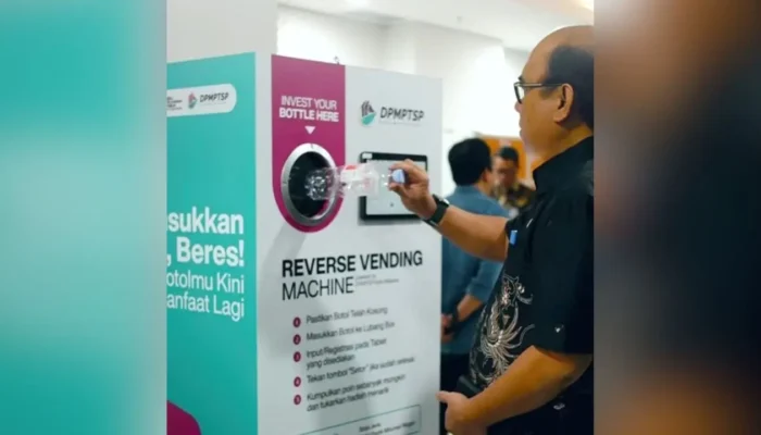 DPMPTSP Makassar Hadirkan Reverse Vending Machine di MPP, Warga Bisa Tukar Botol Plastik Jadi Poin