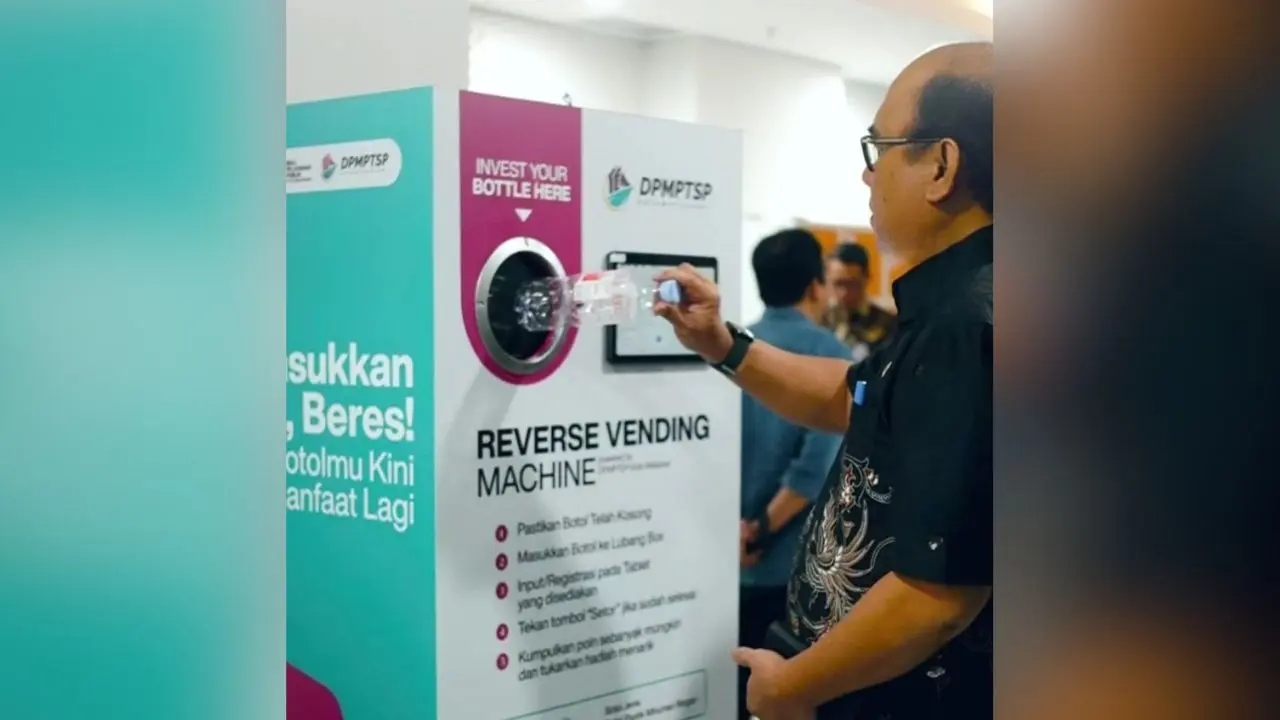 DPMPTSP Makassar Hadirkan Reverse Vending Machine di MPP, Warga Bisa Tukar Botol Plastik Jadi Poin