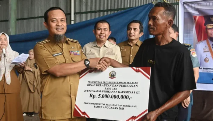 Serahkan 20 Kapal 5 GT, Gubernur Sulsel Dorong Produktivitas Nelayan