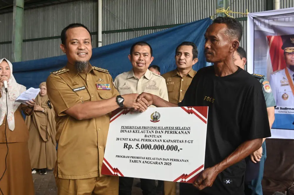 Serahkan 20 Kapal 5 GT, Gubernur Sulsel Dorong Produktivitas Nelayan
