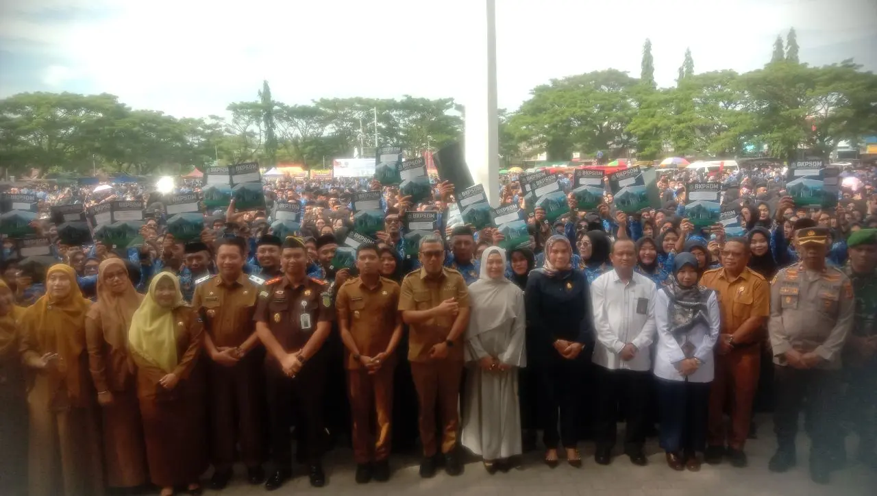 Antusiasme 6.139 PPPK Paruh Waktu Padati Lapangan Pastur Hadiri Penerimaan SK, Begini Pesan Bupati Jeneponto 