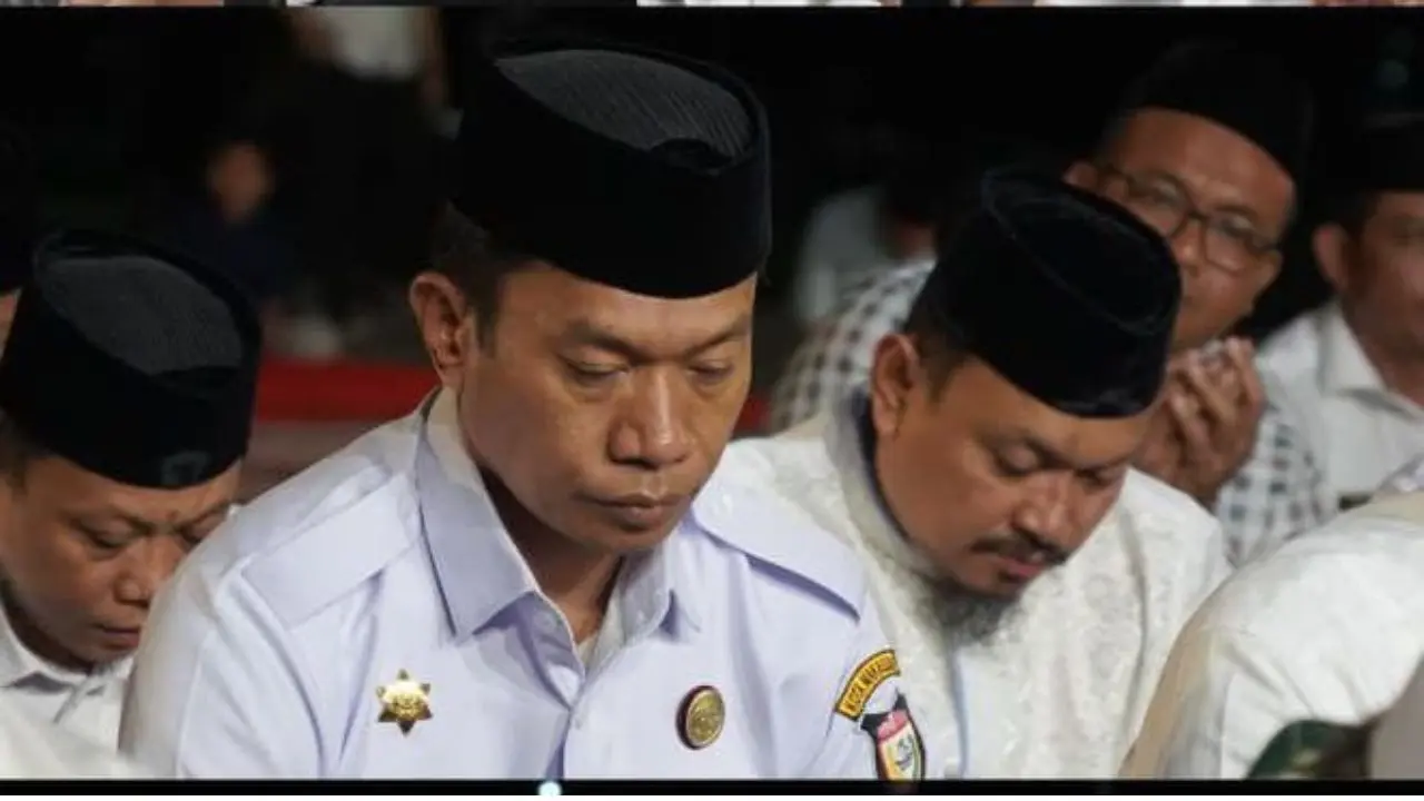 Camat Ujung Pandang Hadiri Zikir dan Doa Akhir Tahun 2025 Bersama Pemkot Makassar di Karebosi