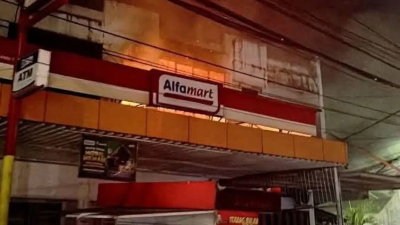 Minimarket di Jalan Andi Tonro Terbakar Usai Tahun Baru 2026, Api Hanguskan Bangunan Dua Lantai