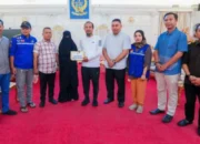 Gubernur Sulsel Serahkan Donasi dan Beasiswa untuk Keluarga Korban Kapal Tenggelam di Pangkep