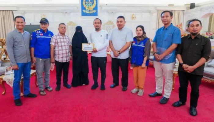 Gubernur Sulsel Serahkan Donasi dan Beasiswa untuk Keluarga Korban Kapal Tenggelam di Pangkep