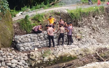 Brimob Polda Sulsel Bangun Jembatan Darurat Penghubung Dusun di Barru