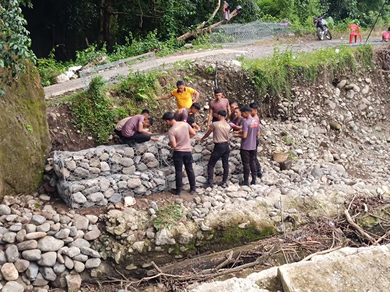 Brimob Polda Sulsel Bangun Jembatan Darurat Penghubung Dusun di Barru
