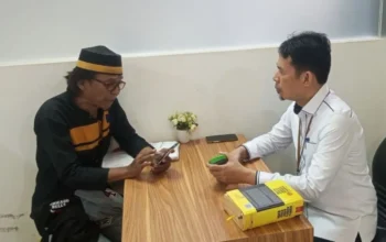 Ishak Hamzah dan Humas PN Makassar Wahyudi Said SH., MH (kemeja putih)