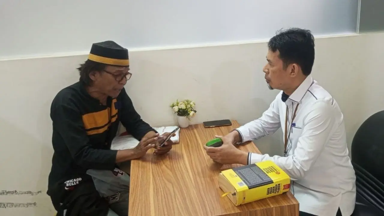 Ishak Hamzah dan Humas PN Makassar Wahyudi Said SH., MH (kemeja putih)