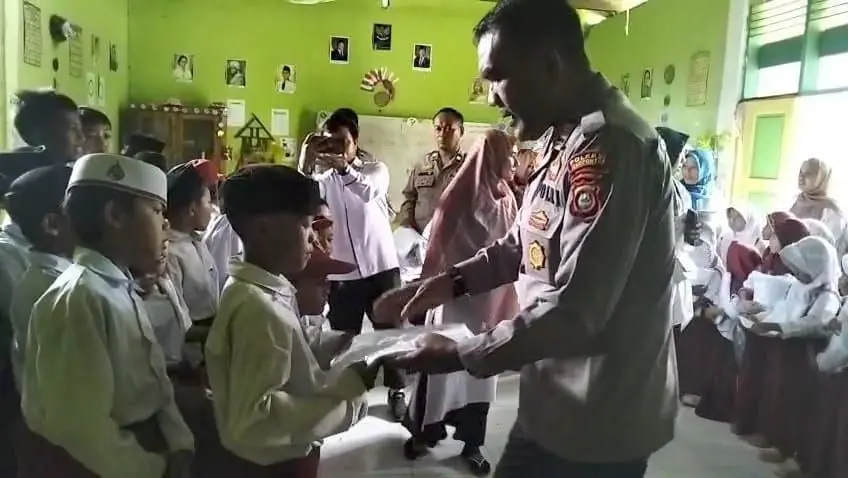 Bentuk Sinergitas dengan Pesantren, Kapolres Jeneponto Bantu MIS Baitullah Paranga Berupa Seragam Sekolah