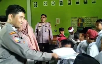 Bentuk Sinergitas dengan Pesantren, Kapolres Jeneponto Bantu MIS Baitullah Paranga Berupa Seragam Sekolah