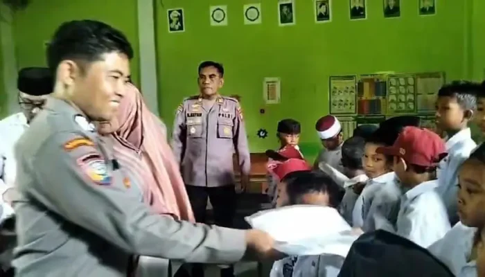 Bentuk Sinergitas dengan Pesantren, Kapolres Jeneponto Bantu MIS Baitullah Paranga Berupa Seragam Sekolah