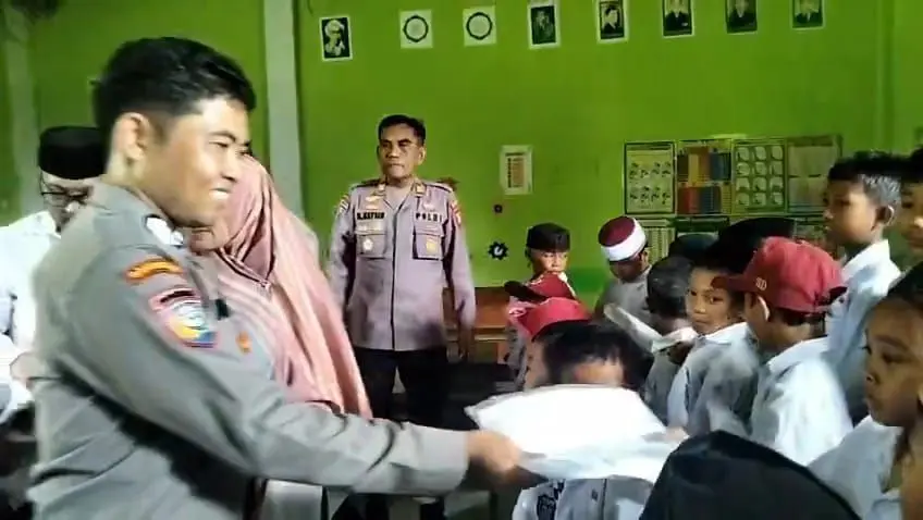 Bentuk Sinergitas dengan Pesantren, Kapolres Jeneponto Bantu MIS Baitullah Paranga Berupa Seragam Sekolah