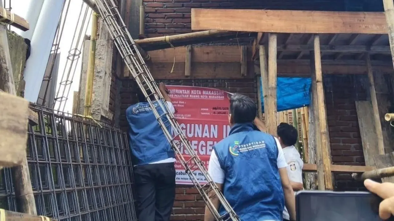 Distaru Makassar Segel Rumah Dua Lantai Tak Berizin di Tamalate