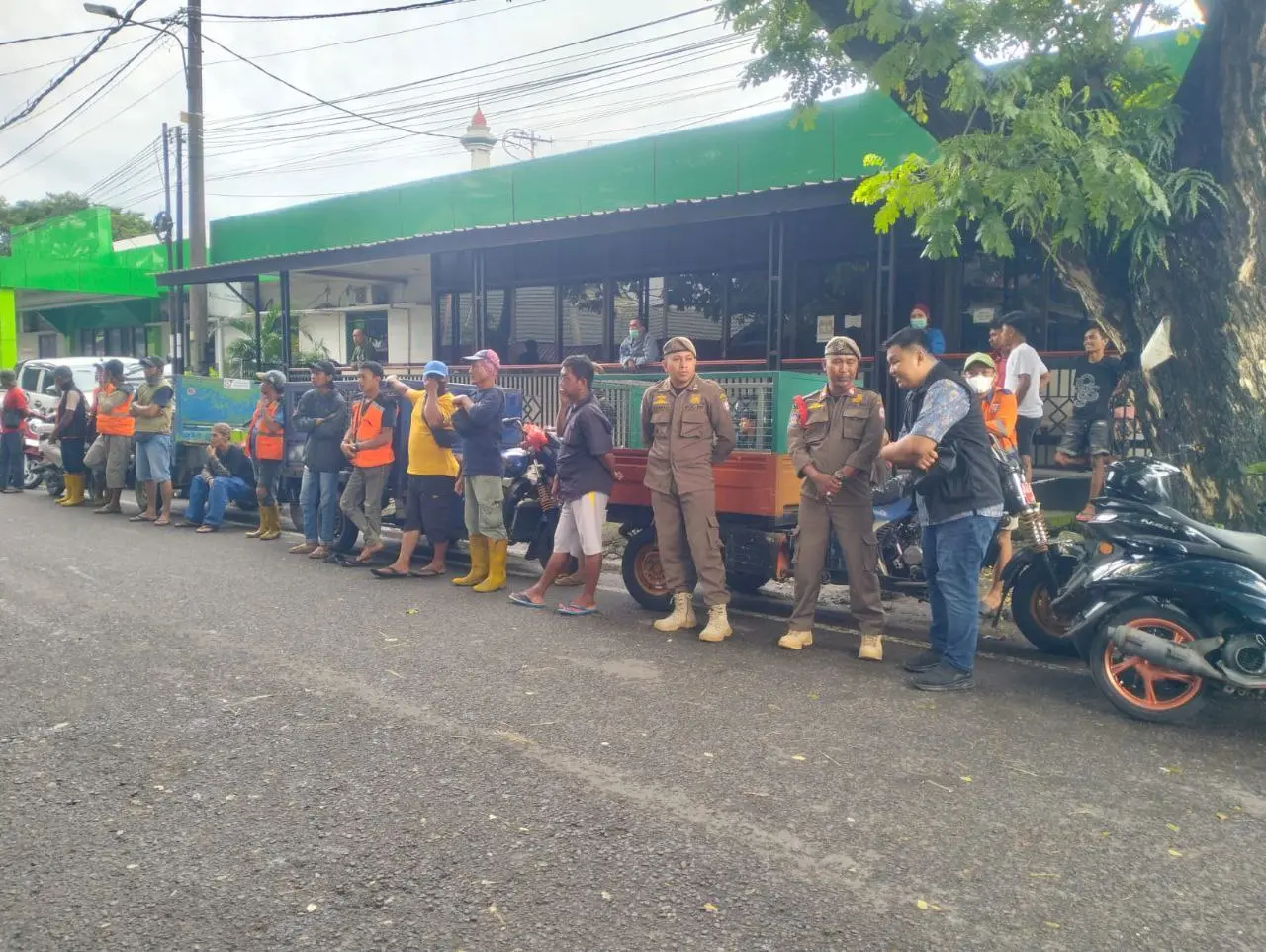 Kecamatan Ujung Pandang Tertibkan PK5 di Sawerigading Secara Humanis