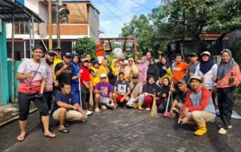 Warga Delta Mas Bitowa dengan Penuh Kekeluargaan Gotong Royong Bersihkan Lingkungan