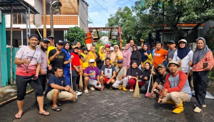 Warga Delta Mas Bitowa dengan Penuh Kekeluargaan Gotong Royong Bersihkan Lingkungan