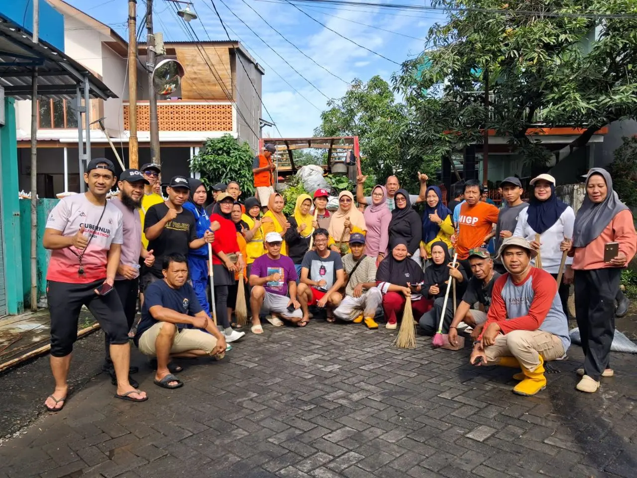 Warga Delta Mas Bitowa dengan Penuh Kekeluargaan Gotong Royong Bersihkan Lingkungan