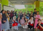 Mahasiswa KKN Unhas Olah Minyak Jelantah Jadi Lilin Aromaterapi di Tanjung Merdeka