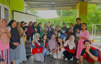 Mahasiswa KKN Unhas Olah Minyak Jelantah Jadi Lilin Aromaterapi di Tanjung Merdeka