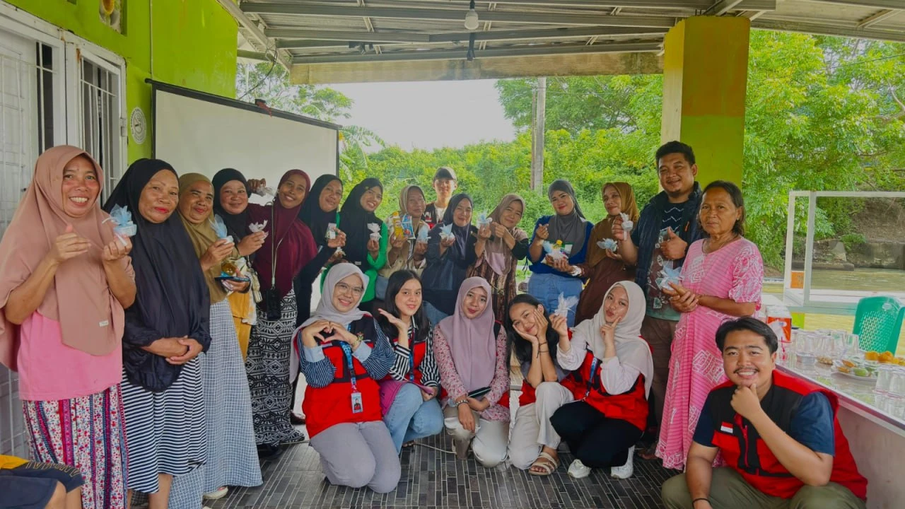 Mahasiswa KKN Unhas Olah Minyak Jelantah Jadi Lilin Aromaterapi di Tanjung Merdeka