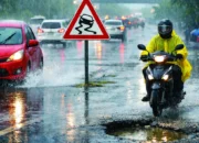 Tips Aman Mengemudi di Musim Hujan, Ini yang Perlu Diperhatikan Pengendara