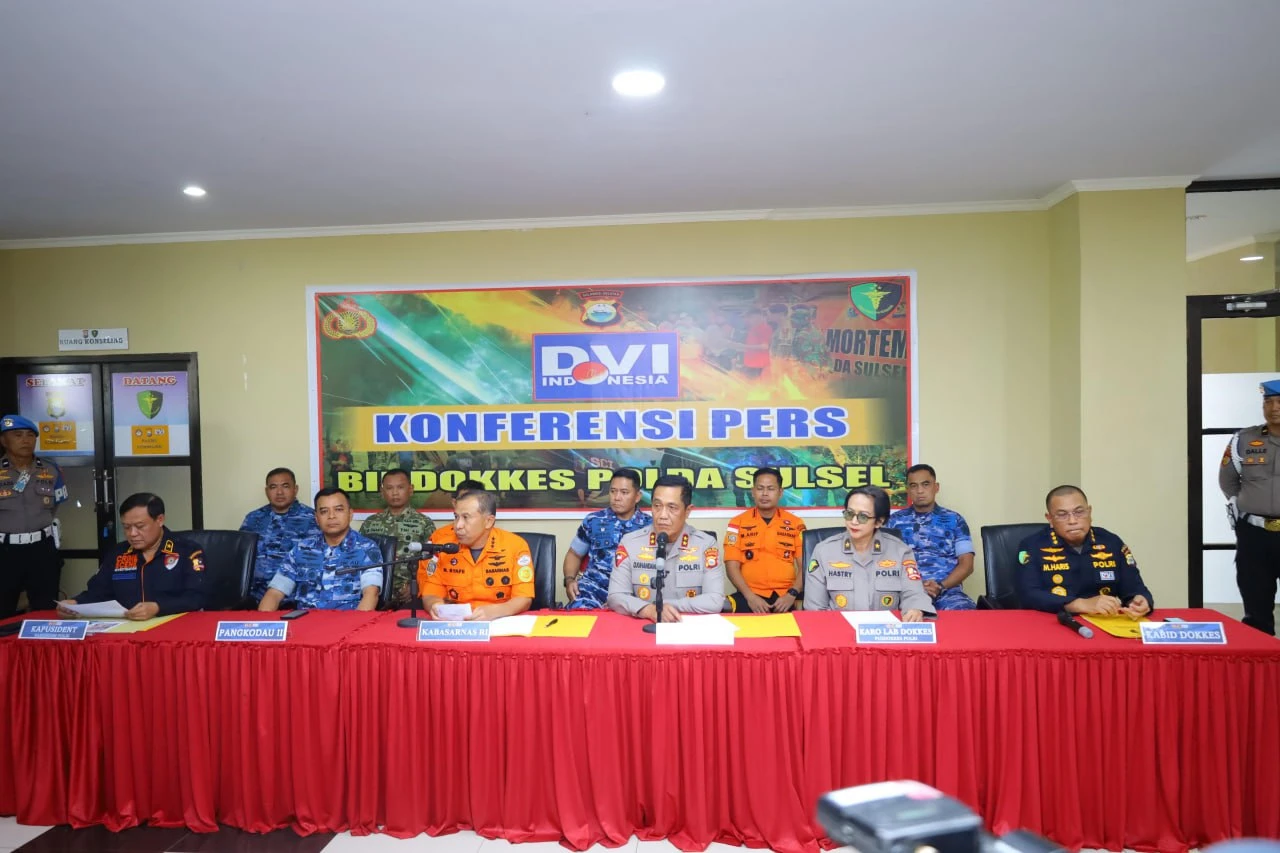 Tim SAR Serahkan 7 Kantong Jenazah Korban ATR 42-500 ke Biddokkes Polda Sulsel, Proses Identifikasi Berlanjut 2 Tim SAR Serahkan 7 Kantong Jenazah Korban ATR 42-500 ke Biddokkes Polda Sulsel, Proses Identifikasi Berlanjut