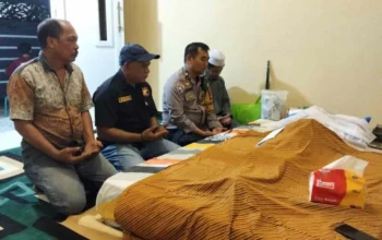 Bhabinkamtibmas Bitowa Melayat Warga Meninggal, Wujud Empati Polsek Manggala untuk Masyarakat