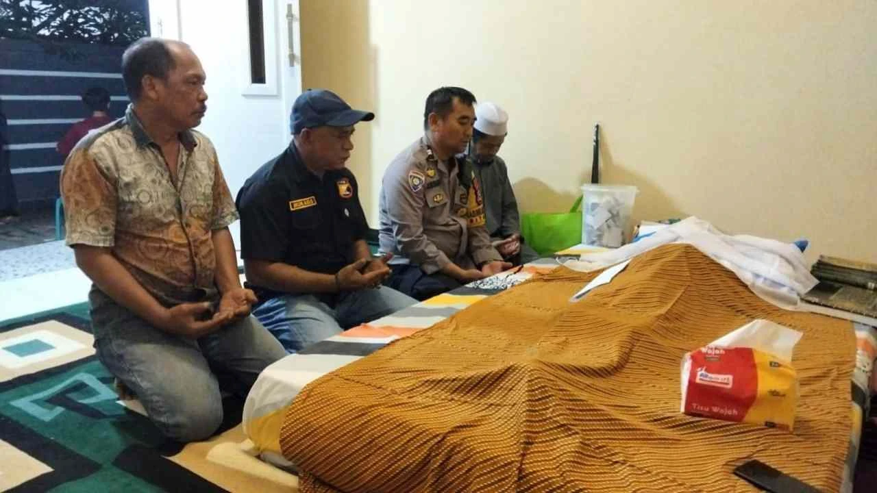 Bhabinkamtibmas Bitowa Melayat Warga Meninggal, Wujud Empati Polsek Manggala untuk Masyarakat