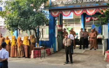 Police Go To School, Wakapolsek Bontoala Ingatkan Bahaya Narkoba dan Judi Online MAKASSAR — Wakapolsek Bontoala AKP Junaedi, S.H., menjadi pembina upacara di SMP Negeri 10 Makassar, Jalan Andi Tadde, Senin pagi (26/1/2026), dan mengingatkan pelajar tentang risiko narkoba serta judi online di tengah maraknya penggunaan teknologi digital. Upacara bendera diikuti kepala sekolah, guru, staf, dan seluruh siswa. Hadir pula Panit Binmas Polsek Bontoala IPDA A. Sultan serta Bhabinkamtibmas Kelurahan Timongan Lompoa Aiptu Hamzah Tike. Dalam amanatnya, Junaedi meminta siswa menjaga disiplin, tanggung jawab, serta mematuhi aturan sekolah dan hukum. “Adik-adik sekalian adalah generasi penerus bangsa. Bangunlah karakter yang baik, jauhi perilaku menyimpang, dan fokuslah pada prestasi demi masa depan yang lebih cerah,” ujarnya. Ia juga menyinggung tantangan remaja di era digital, mulai dari perundungan, penyalahgunaan media sosial, hingga kejahatan siber, termasuk narkoba dan paham radikal. Menurutnya, teknologi perlu digunakan secara bijak agar tidak membawa dampak buruk. “Jangan sampai terjerumus dalam judi online, pinjaman online ilegal, maupun penipuan digital. Gunakan media sosial dan teknologi untuk hal-hal yang positif dan bermanfaat,” kata Junaedi. Selain itu, ia mengingatkan bahaya kenakalan remaja, minuman keras, dan narkoba yang dapat merusak masa depan. Keberhasilan akademik, kata dia, harus berjalan seiring dengan pembentukan karakter dan perilaku yang baik. “Kehadiran kami di sekolah adalah untuk membina, melindungi, dan mendampingi anak-anak kita agar terhindar dari perilaku menyimpang. Sekolah merupakan tempat lahirnya generasi penerus bangsa yang cerdas dan berakhlak,” tutupnya. Kegiatan tersebut merupakan bagian dari program Police Go To School yang rutin digelar Polsek Bontoala sebagai bentuk kemitraan dengan dunia pendidikan.