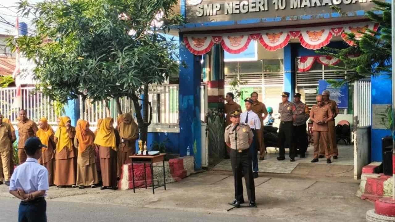 Police Go To School, Wakapolsek Bontoala Ingatkan Bahaya Narkoba dan Judi Online MAKASSAR — Wakapolsek Bontoala AKP Junaedi, S.H., menjadi pembina upacara di SMP Negeri 10 Makassar, Jalan Andi Tadde, Senin pagi (26/1/2026), dan mengingatkan pelajar tentang risiko narkoba serta judi online di tengah maraknya penggunaan teknologi digital. Upacara bendera diikuti kepala sekolah, guru, staf, dan seluruh siswa. Hadir pula Panit Binmas Polsek Bontoala IPDA A. Sultan serta Bhabinkamtibmas Kelurahan Timongan Lompoa Aiptu Hamzah Tike. Dalam amanatnya, Junaedi meminta siswa menjaga disiplin, tanggung jawab, serta mematuhi aturan sekolah dan hukum. “Adik-adik sekalian adalah generasi penerus bangsa. Bangunlah karakter yang baik, jauhi perilaku menyimpang, dan fokuslah pada prestasi demi masa depan yang lebih cerah,” ujarnya. Ia juga menyinggung tantangan remaja di era digital, mulai dari perundungan, penyalahgunaan media sosial, hingga kejahatan siber, termasuk narkoba dan paham radikal. Menurutnya, teknologi perlu digunakan secara bijak agar tidak membawa dampak buruk. “Jangan sampai terjerumus dalam judi online, pinjaman online ilegal, maupun penipuan digital. Gunakan media sosial dan teknologi untuk hal-hal yang positif dan bermanfaat,” kata Junaedi. Selain itu, ia mengingatkan bahaya kenakalan remaja, minuman keras, dan narkoba yang dapat merusak masa depan. Keberhasilan akademik, kata dia, harus berjalan seiring dengan pembentukan karakter dan perilaku yang baik. “Kehadiran kami di sekolah adalah untuk membina, melindungi, dan mendampingi anak-anak kita agar terhindar dari perilaku menyimpang. Sekolah merupakan tempat lahirnya generasi penerus bangsa yang cerdas dan berakhlak,” tutupnya. Kegiatan tersebut merupakan bagian dari program Police Go To School yang rutin digelar Polsek Bontoala sebagai bentuk kemitraan dengan dunia pendidikan.