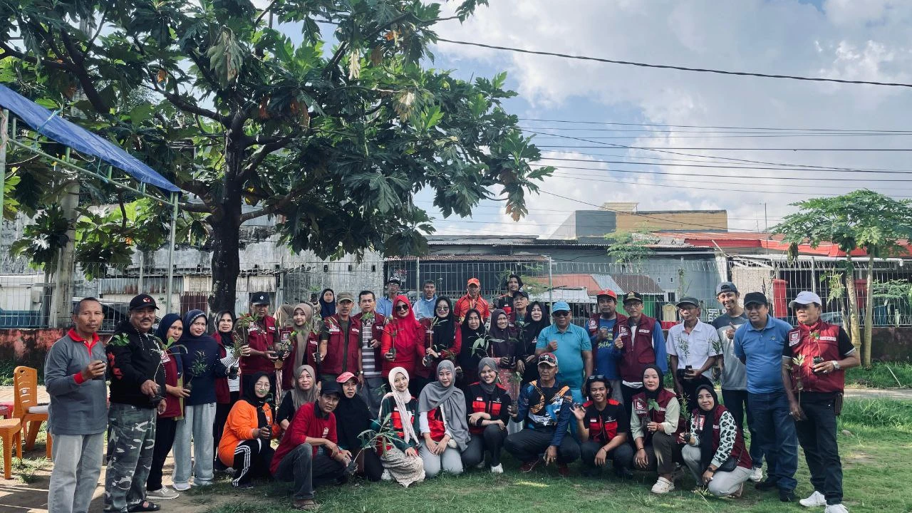 Mahasiswa KKN Unhas Gelar Sosialisasi Agroforestry dan Bagikan Bibit Pohon di Biring Romang