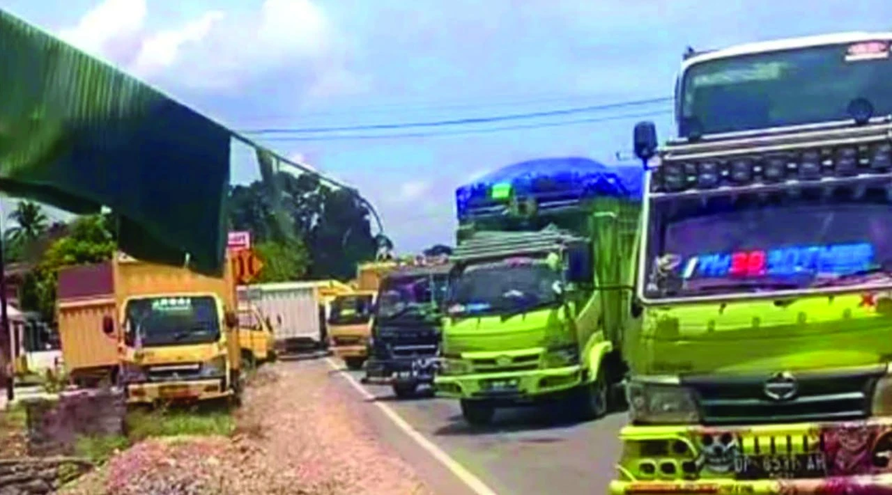 Sopir Truk Blokade Total Jalan di Salutubu Luwu, Terjebak 6 Hari Tanpa Kepastian