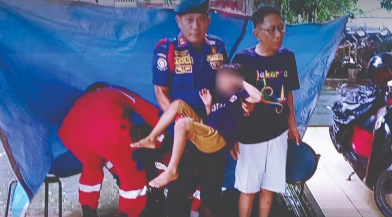 Tim Rescue Damkarmat Makassar Evakuasi Bocah 6 Tahun Terjepit Teralis Got