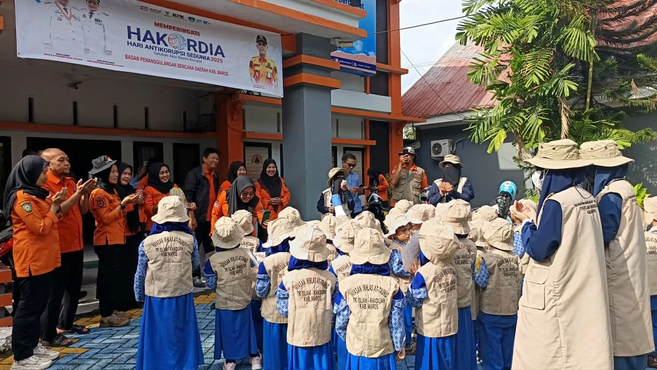 Murid TK Islam Khadijah Maros Belajar Siaga Bencana di BPBD, Ikut Simulasi Penyelamatan 2 Murid TK Islam Khadijah Maros Belajar Siaga Bencana di BPBD, Ikut Simulasi Penyelamatan