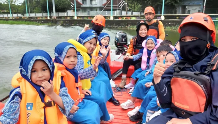 Murid TK Islam Khadijah Maros Belajar Siaga Bencana di BPBD, Ikut Simulasi Penyelamatan