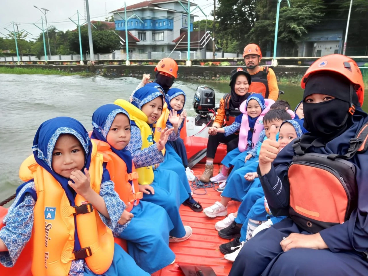 Murid TK Islam Khadijah Maros Belajar Siaga Bencana di BPBD, Ikut Simulasi Penyelamatan