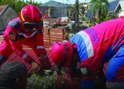 Evakuasi Korban Tersengat Listrik di Atap Rumah, Tim Rescue Damkarmat Makassar Bergerak Cepat