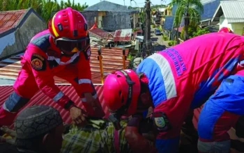Evakuasi Korban Tersengat Listrik di Atap Rumah, Tim Rescue Damkarmat Makassar Bergerak Cepat