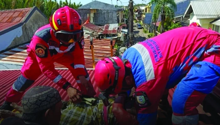 Evakuasi Korban Tersengat Listrik di Atap Rumah, Tim Rescue Damkarmat Makassar Bergerak Cepat