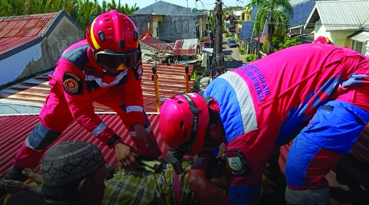 Evakuasi Korban Tersengat Listrik di Atap Rumah, Tim Rescue Damkarmat Makassar Bergerak Cepat