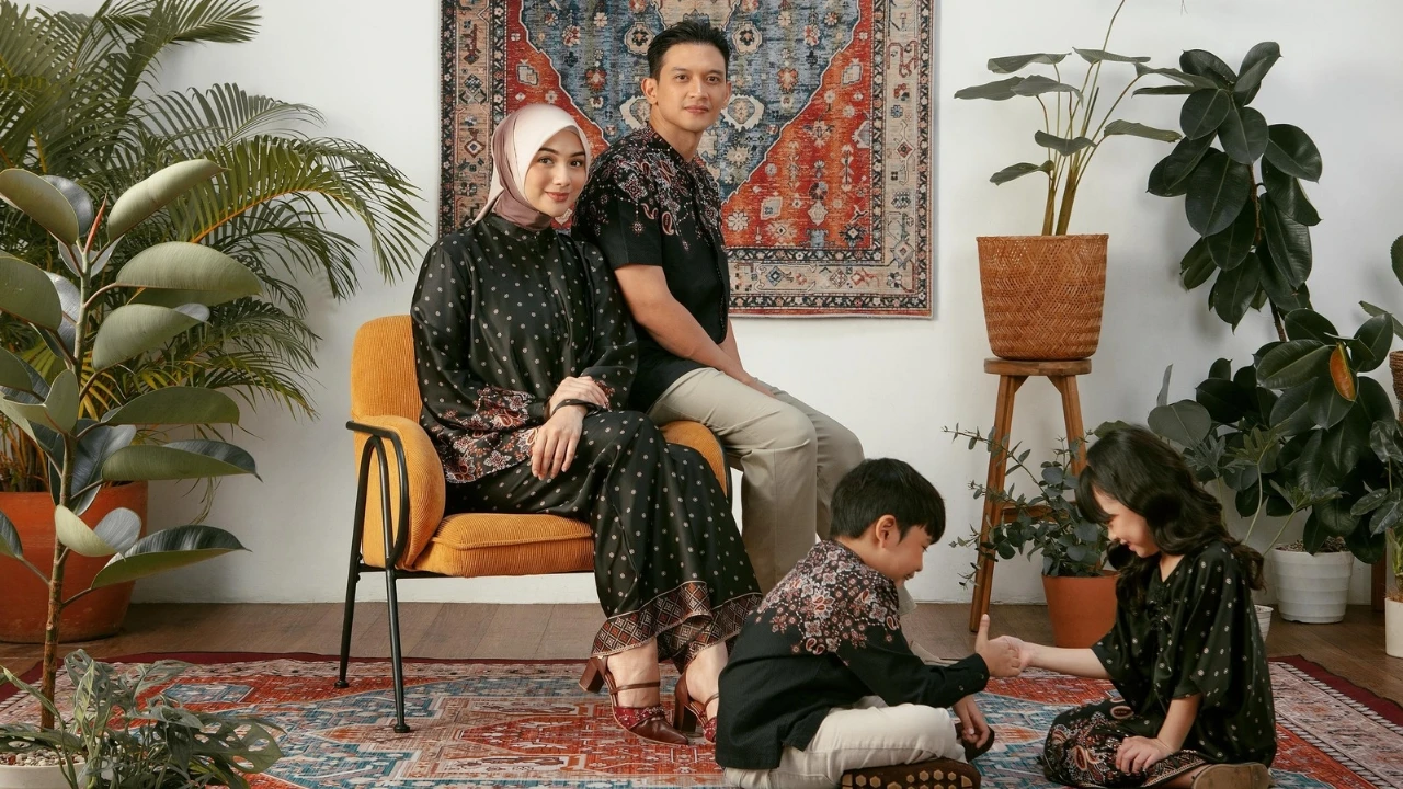 Sambut Ramadan, Manzone dan Minimal Rilis Koleksi Sarimbit Lebaran Bersama Rezky Aditya dan Citra Kirana